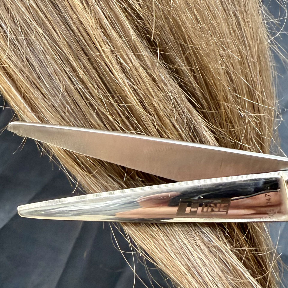 Heiße Schere Splissschnitt – versiegelte Haarspitzen bei Friseur Reimann